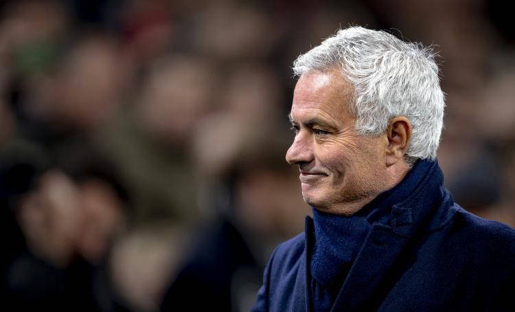 从1-0到2-1逆转！穆帅强势执教 本菲卡创三大纪录双线奋战欲阻击皇马